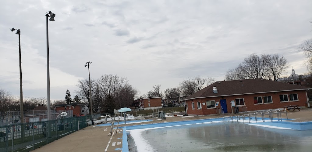 Piscine Émile | 110 Bd Cartier O, Laval, QC H7N 2H5, Canada | Phone: (450) 662-4959