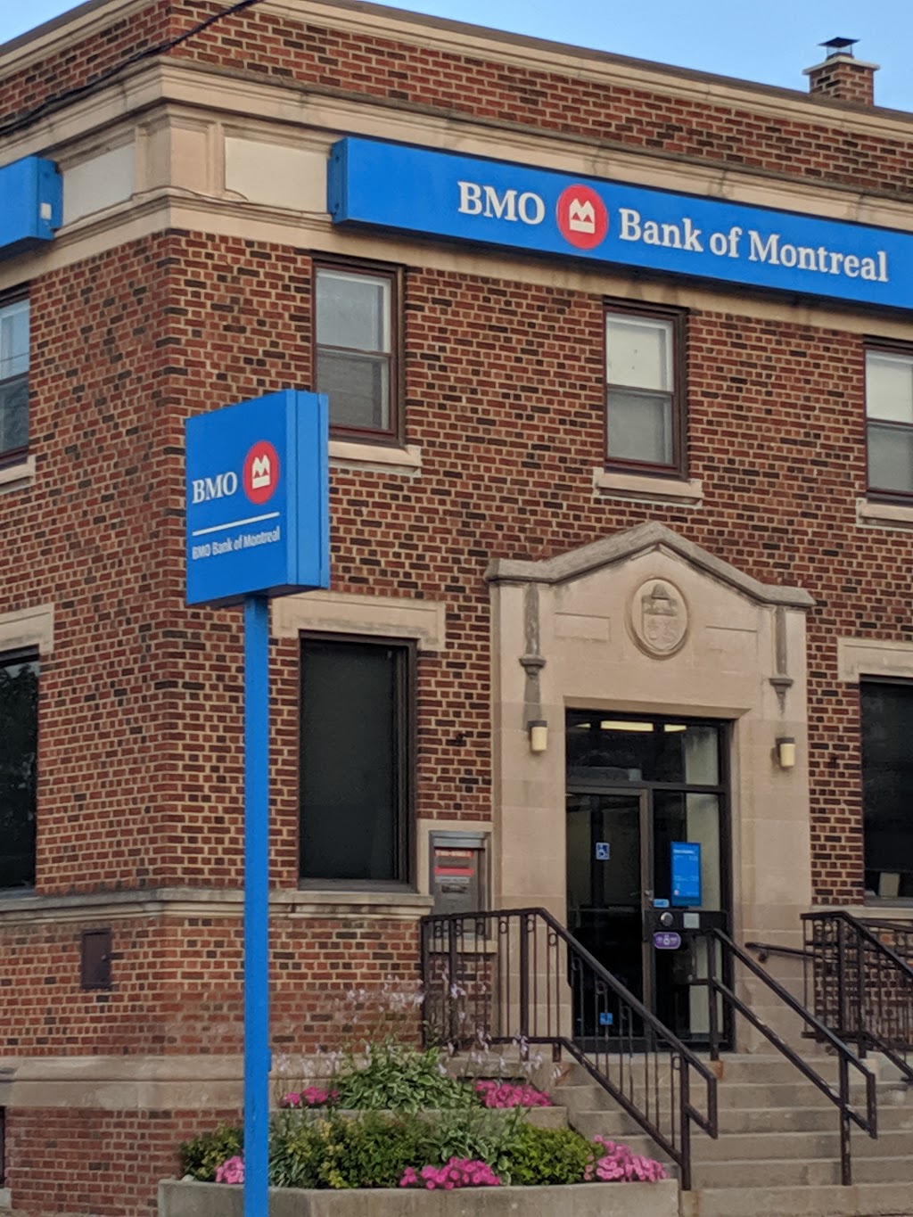 BMO Bank of Montreal | 5282 Nauvoo Rd, Watford, ON N0M 2S0, Canada | Phone: (519) 876-2120