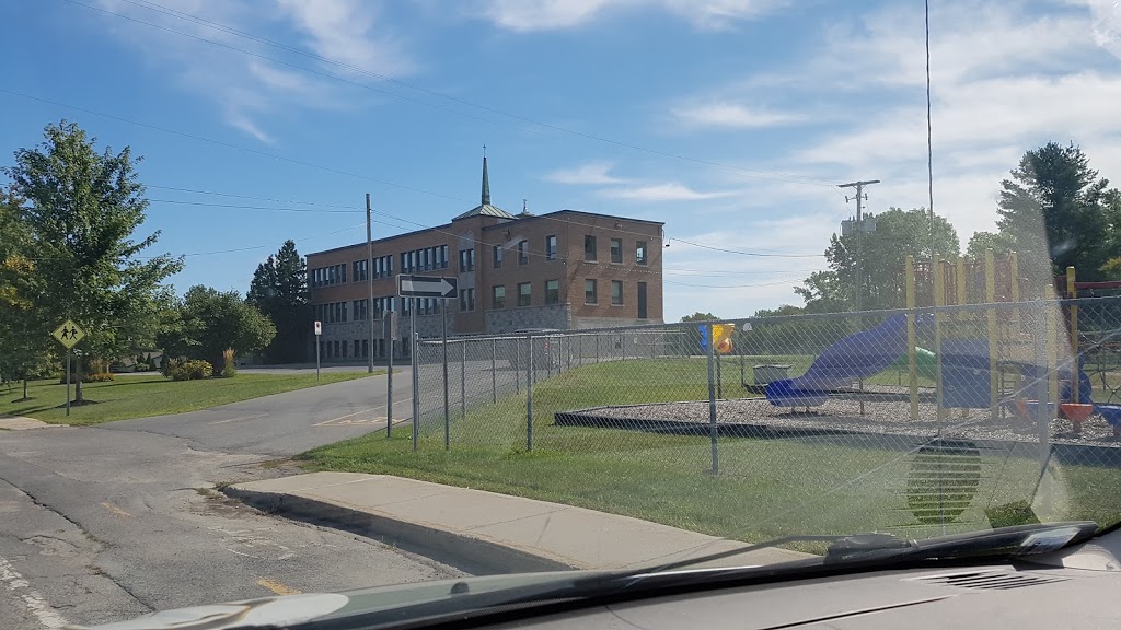 École de lÉpervière | 24 Rue de Lourdes, Rigaud, QC J0P 1P0, Canada | Phone: (514) 477-7005