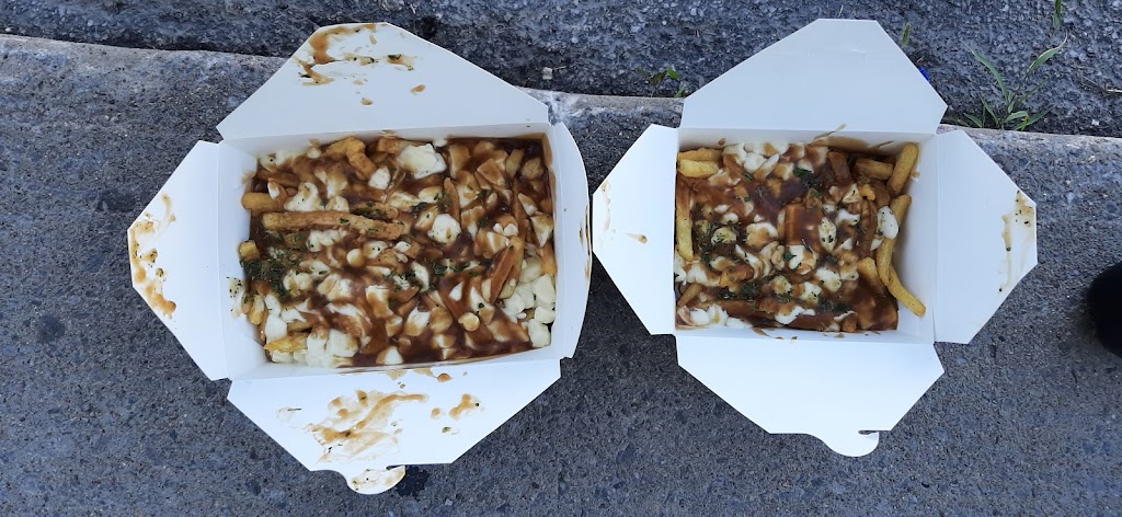 Dla Bonne Grosse Poutine | 5270 Boulevard des Laurentides, Laval, QC H7K 2J8, Canada | Phone: (450) 241-0116