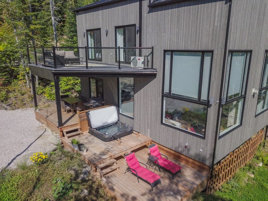 Chalet Equinox | 17 Chemin Gabrielle Roy, Petite-Rivière-Saint-François, QC G0A 2L0, Canada | Phone: (833) 354-6659