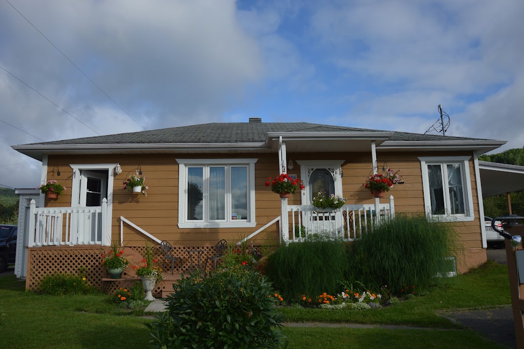 Gîte Marie-Claire | 54 Rue du Pré, Petit-Saguenay, QC G0V 1N0, Canada | Phone: (418) 272-2592