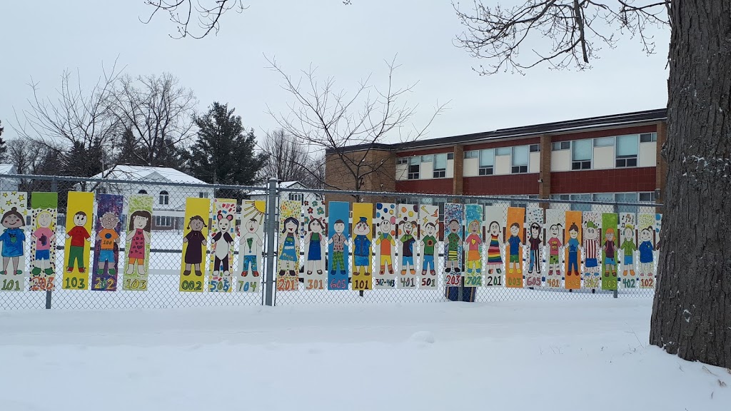 École Saint-Michel | 143 Rue Lamennais, Buckingham, QC J8L 1N2, Canada | Phone: (819) 986-8676