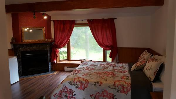 Hotel Le Petit Lac | 2010 Chemin Pierre Péladeau, Sainte-Adèle, QC J8B 1Z5, Canada | Phone: (450) 745-4545