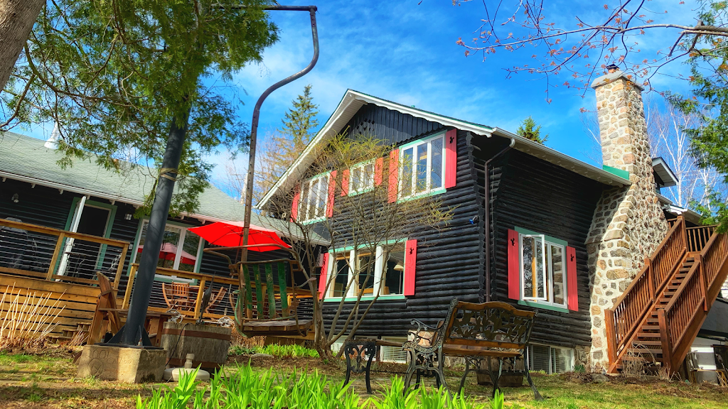 Auberge le lupin | 127 Rue Pinoteau, Mont-Tremblant, QC J8E 1G2, Canada | Phone: (877) 425-5474