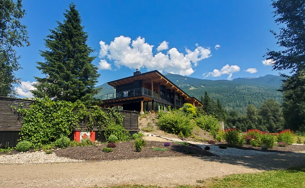 Reve Chalet | 3669 Catherwood Rd, Revelstoke, BC V0E 2S1, Canada | Phone: (888) 513-4448