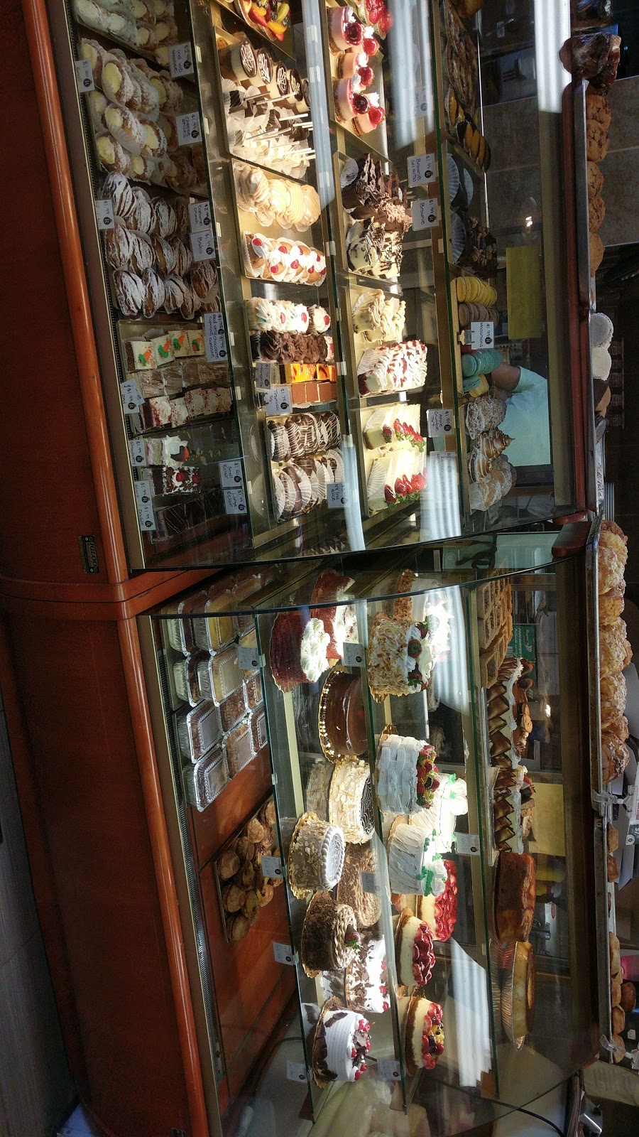 R Bakery | 2588 Finch Ave W, North York, ON M9M 2G3, Canada | Phone: (416) 749-2220