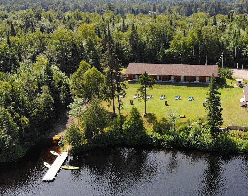 Chalets Ours Bleu | 19 Chem. de la Presquîle, Lac-Saguay, QC J0W 1L0, Canada | Phone: (819) 425-1730