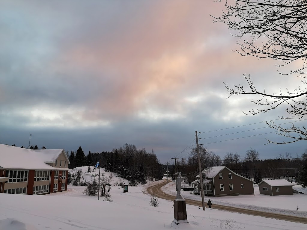 Gîte le Presbytère de Lac-Édouard | 169 Rue Principale, Lac-Édouard, QC G0X 3N0, Canada | Phone: (819) 653-2244