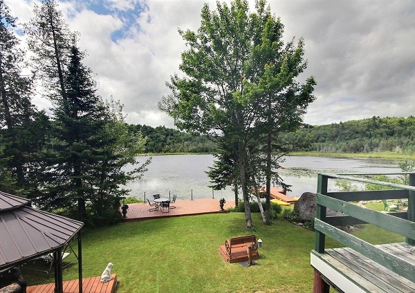 Chalet à Louer Location Laurentides | 210 Rue Paris, Saint-Calixte, QC J0K 1Z0, Canada | Phone: (514) 257-8751