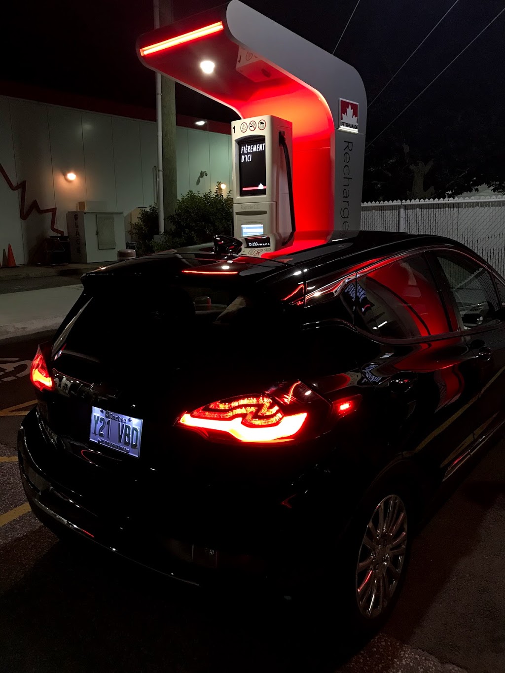 Borne de recharge rapide VÉ Petro-Canada/EV Fast Charging Station | 546 3e Rang, Sainte-Hélène-de-Bagot, QC J0H 1M0, Canada | Phone: (800) 668-0222