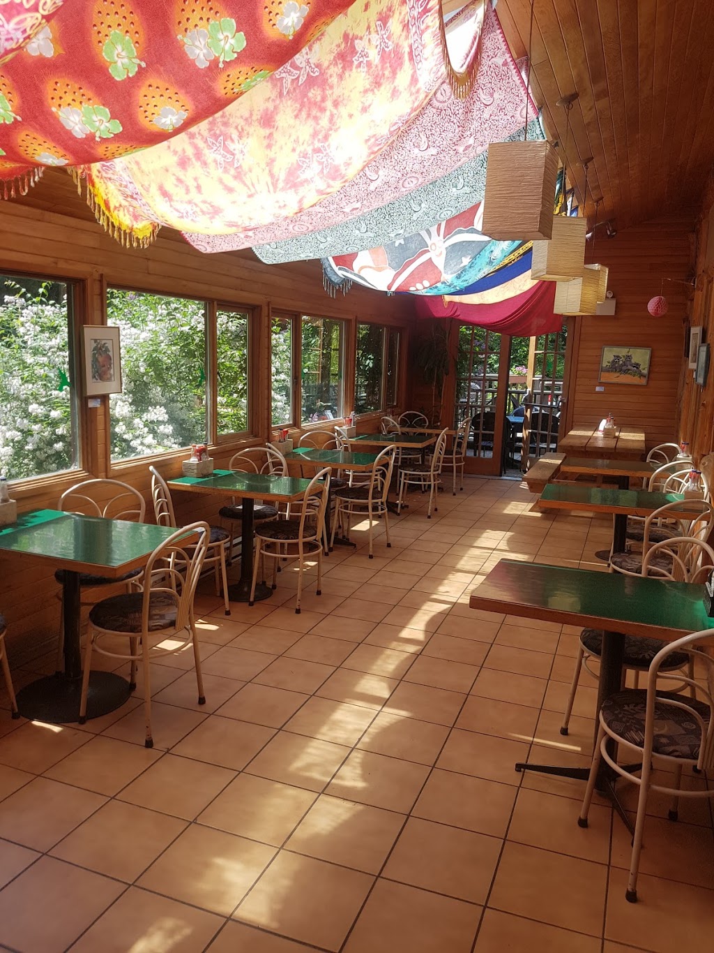 Hummingbird Pub & Family Restaurant | 47 Sturdies Bay Rd, Galiano Island, BC V0N 1P0, Canada | Phone: (250) 539-5472
