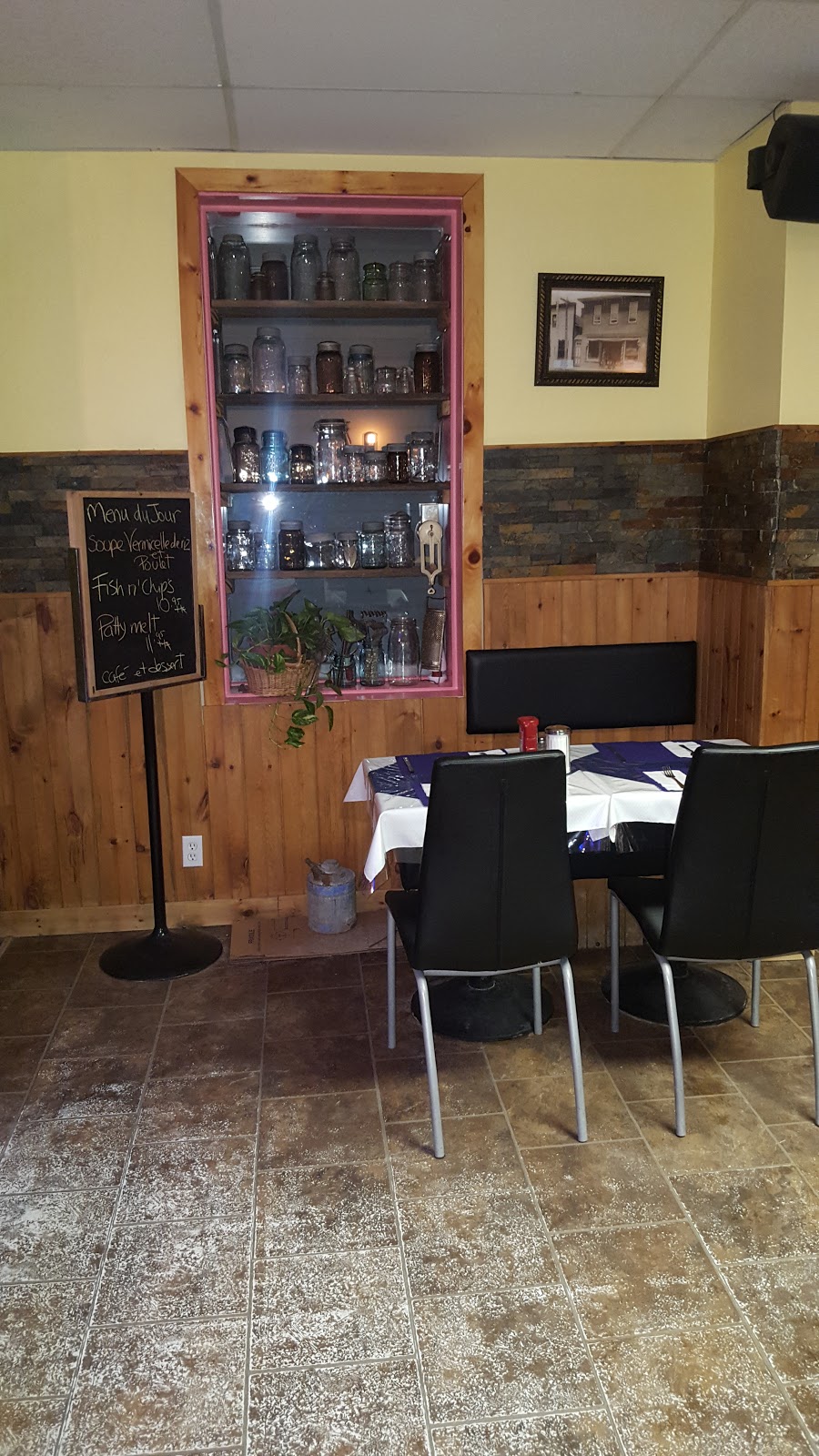 Resto Chez Anick | 41 Rue Lambton, Ormstown, QC J0S 1K0, Canada | Phone: (450) 829-2114