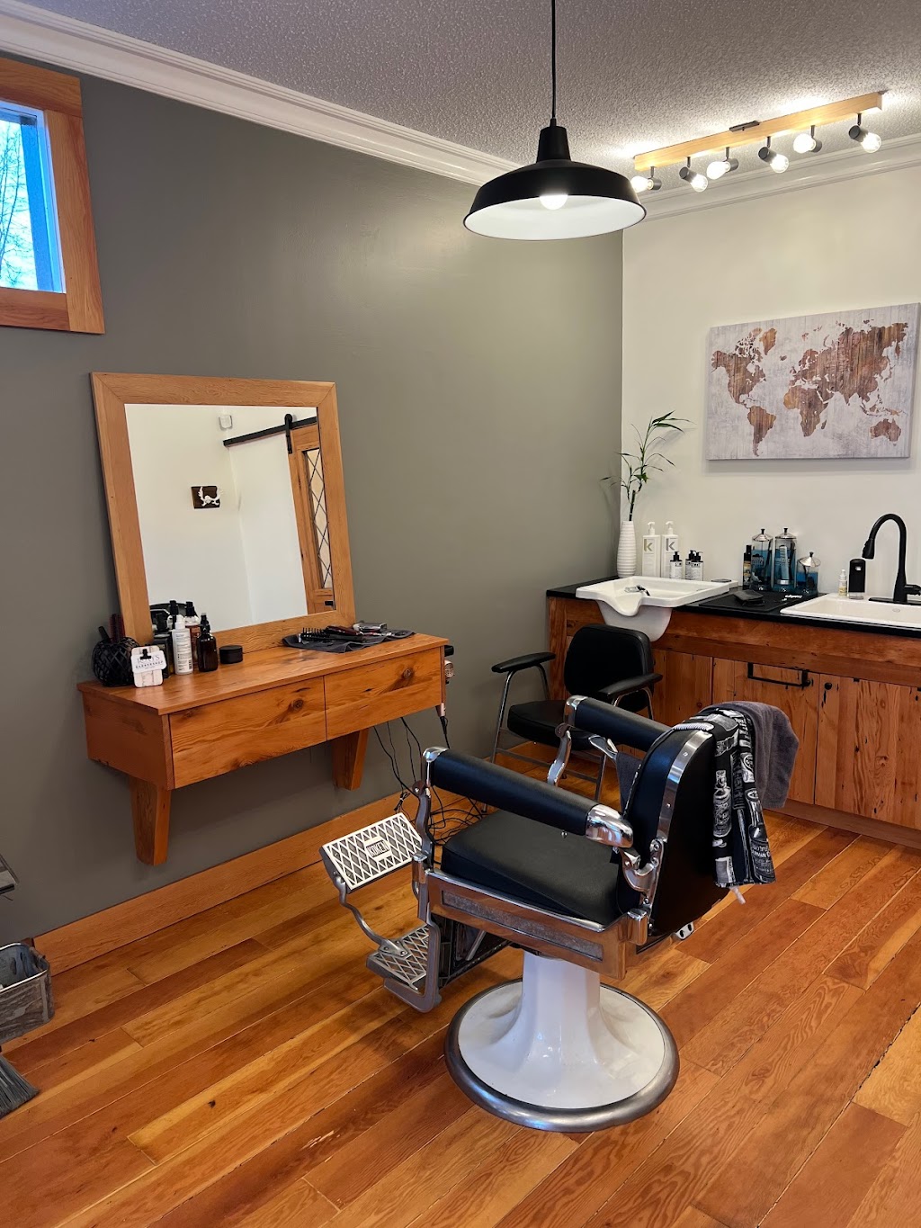 Roxys Barbershop | 3011 Gosworth Rd, Victoria, BC V8T 3J2, Canada | Phone: (250) 598-7771