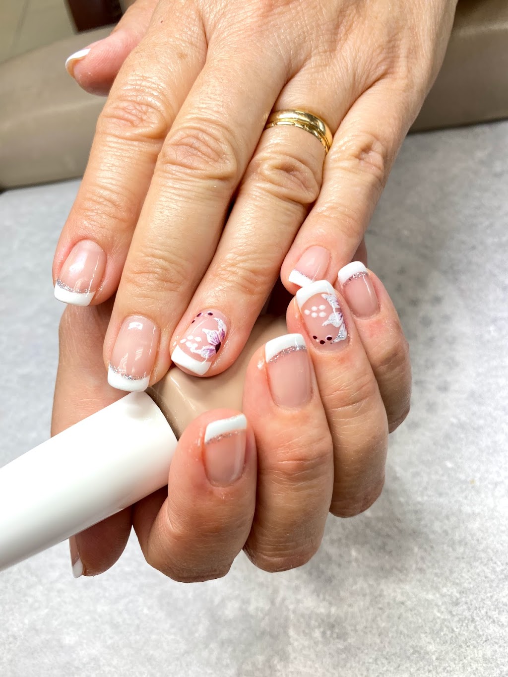 Lauras lovely nails & spa | 761 Bayridge Dr, Kingston, ON K7P 2P1, Canada | Phone: (613) 384-5588