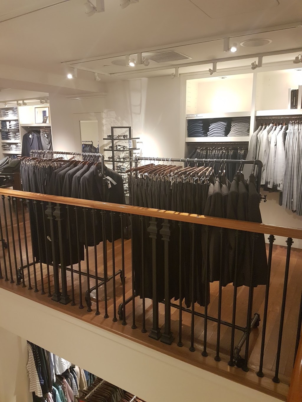 Banana Republic | 80 Bloor St W, Toronto, ON M5S 2V1, Canada | Phone: (416) 515-0018