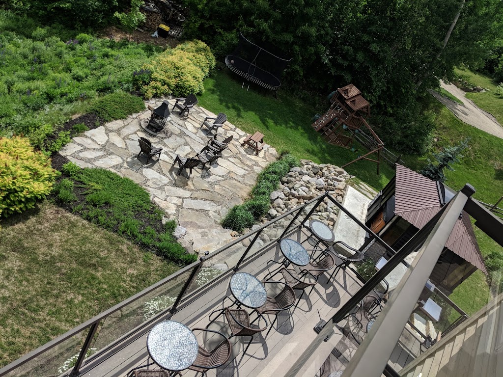 Chalet lAmaryllis | 6 Chem. du Plateau, Petite-Rivière-Saint-François, QC G0A 2L0, Canada | Phone: (450) 647-4297