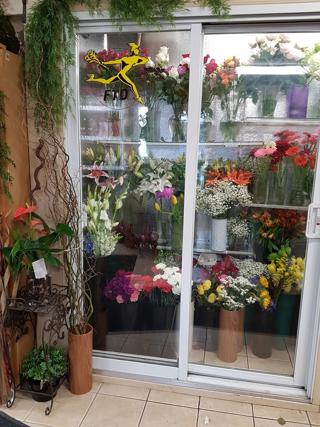 Fleuriste Au Bouquet | 126 Avenue Gatineau, Gatineau, QC J8T 4J6, Canada | Phone: (819) 568-4540