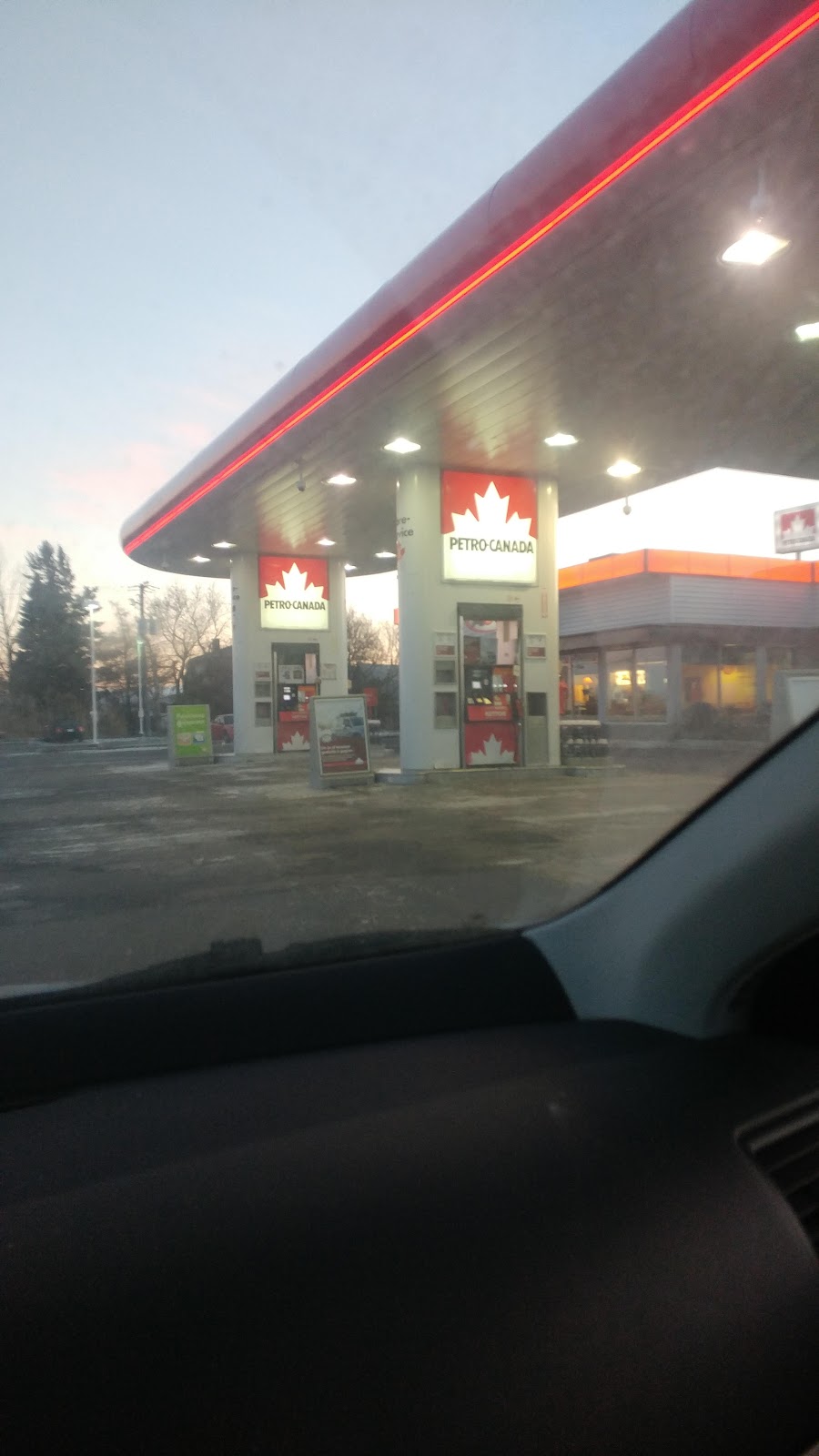 Petro-Canada | 855 Chemin Saint-Féréol, Les Cèdres, QC J7T 1E9, Canada | Phone: (450) 452-9987