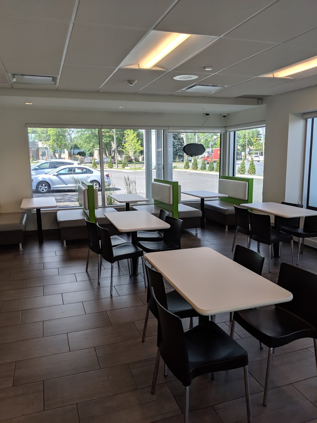 Restaurants Lafleur | 1100 Boulevard du Séminaire N, Saint-Jean-sur-Richelieu, QC J3A 1K3, Canada | Phone: (450) 656-0005 ext. 606