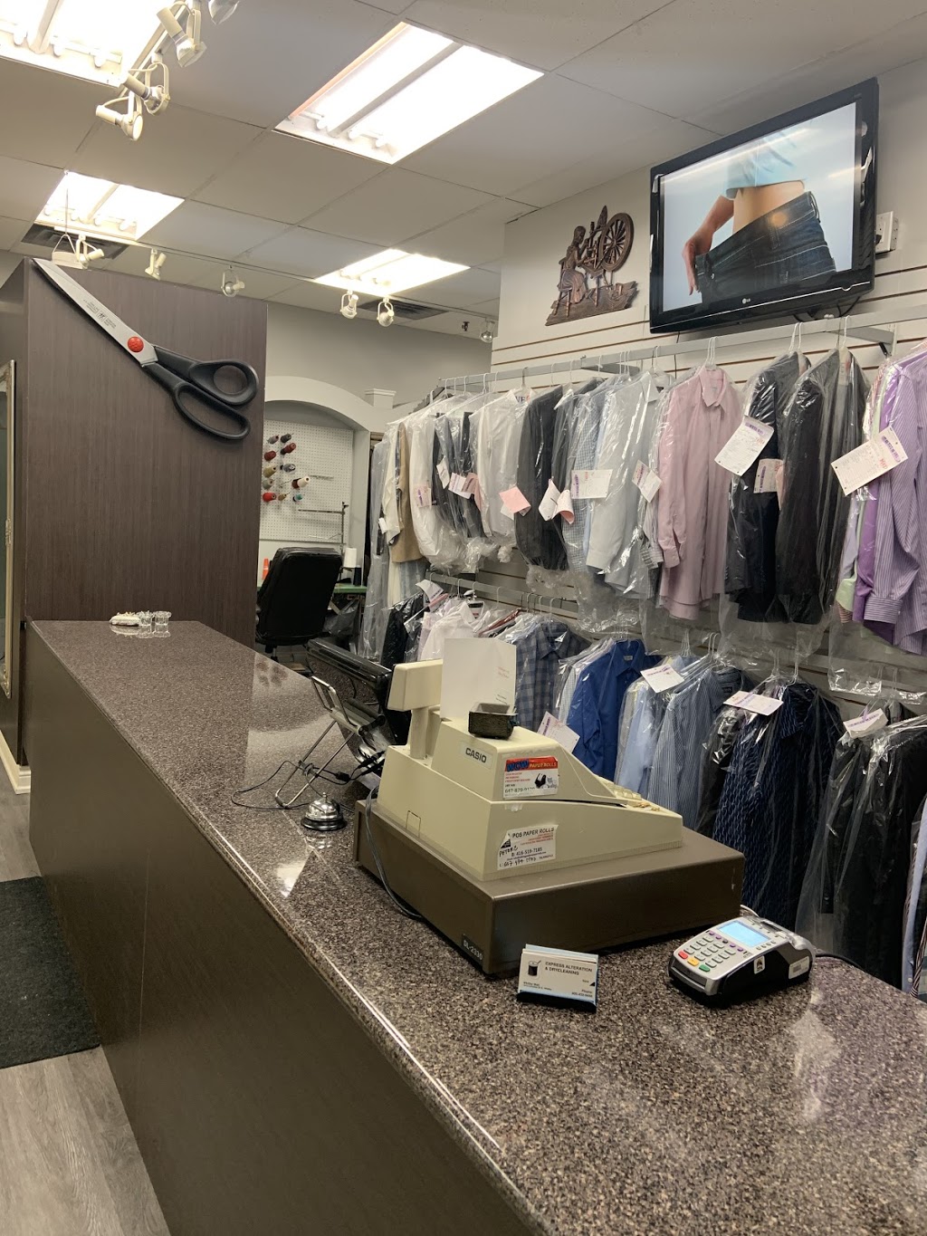 Express Alteration and drycleaning services | 1615 Dundas St E, Whitby, ON L1N 2L1, Canada | Phone: (905) 432-9456