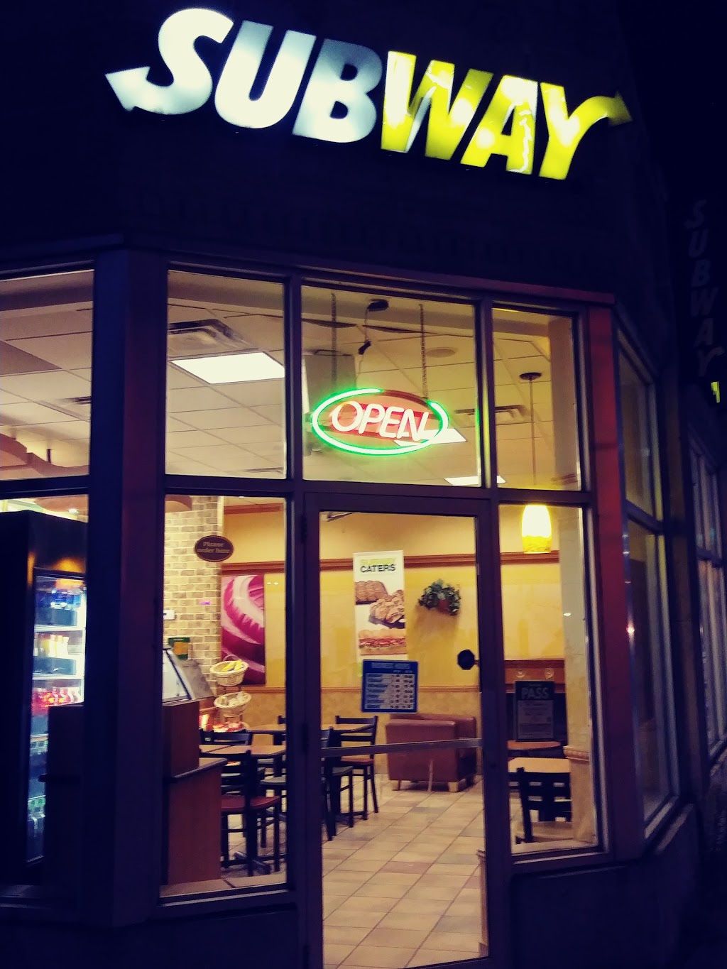 Subway | 968 Kingston Road Units 4 & 5, Toronto, ON M4E 1S9, Canada | Phone: (416) 698-7262