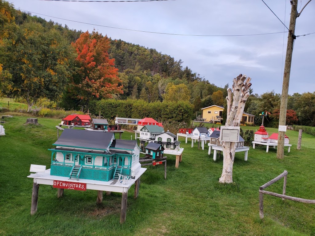 Les petites maisons dYvon Perron | 7 Chemin de Cap aux Oies, Les Éboulements, QC G0A 2M0, Canada | Phone: (418) 635-2695