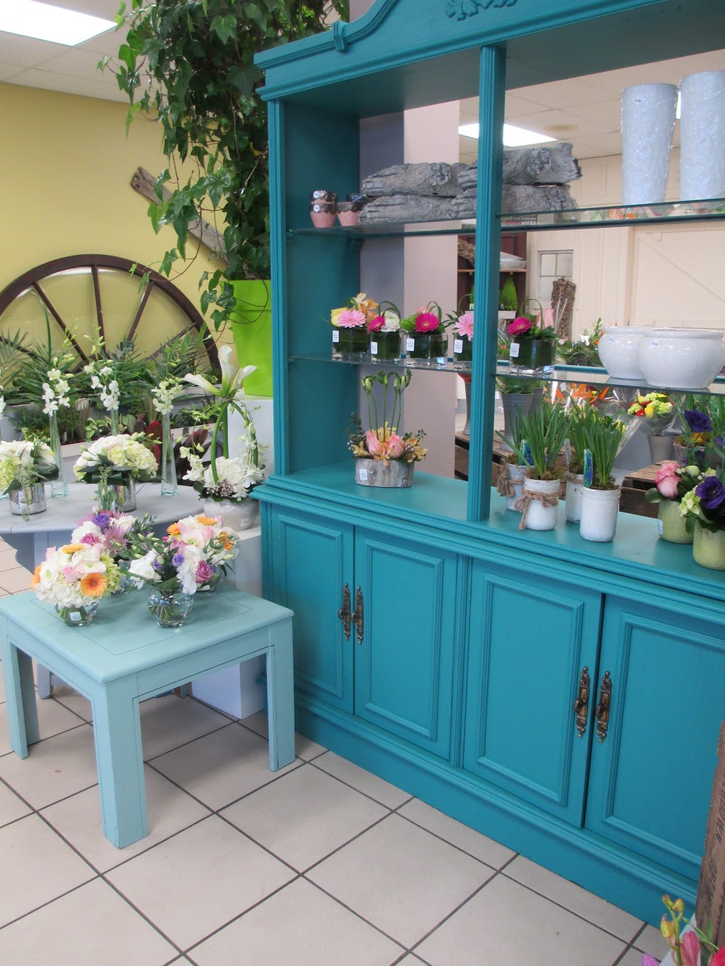 Euro Style Flower Market | 3015 New St, Burlington, ON L7R 1K3, Canada | Phone: (905) 634-6100