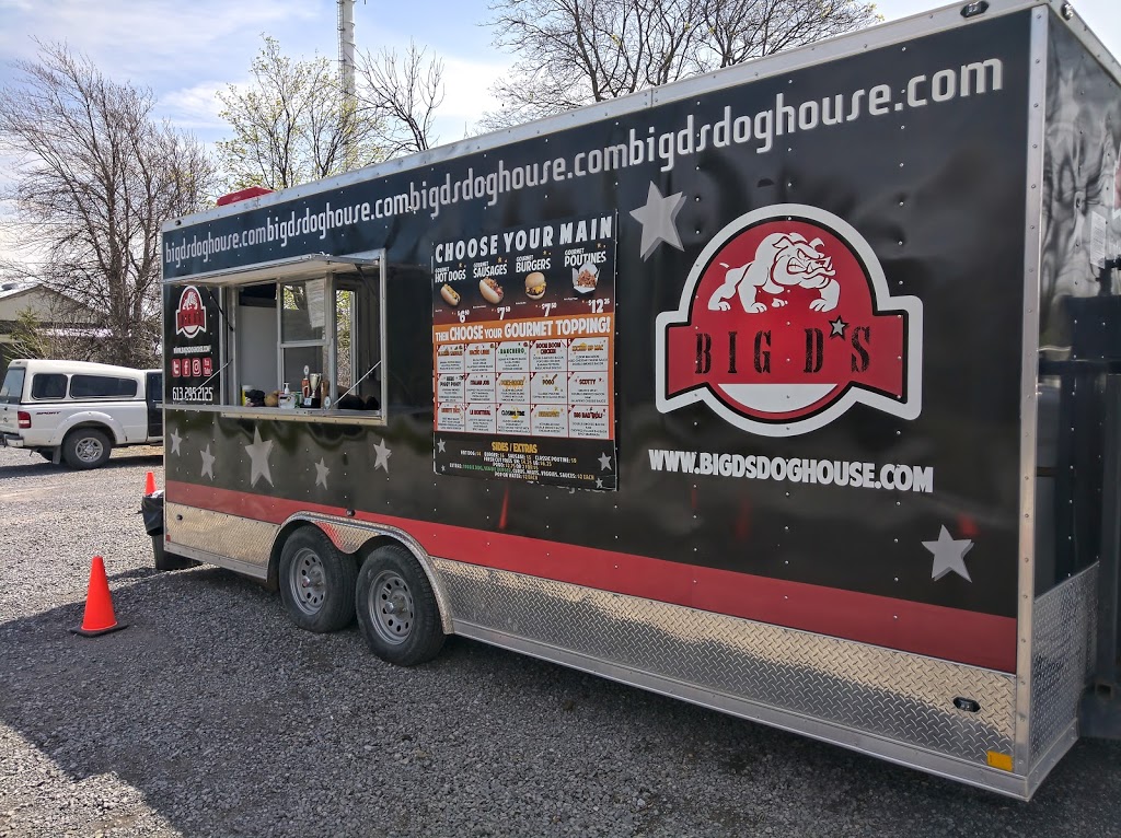 Big Ds Dog House and Poutine | Hazeldean Rd &, Sweetnam Dr, Ottawa, ON K2S 1B9, Canada | Phone: (613) 295-2125