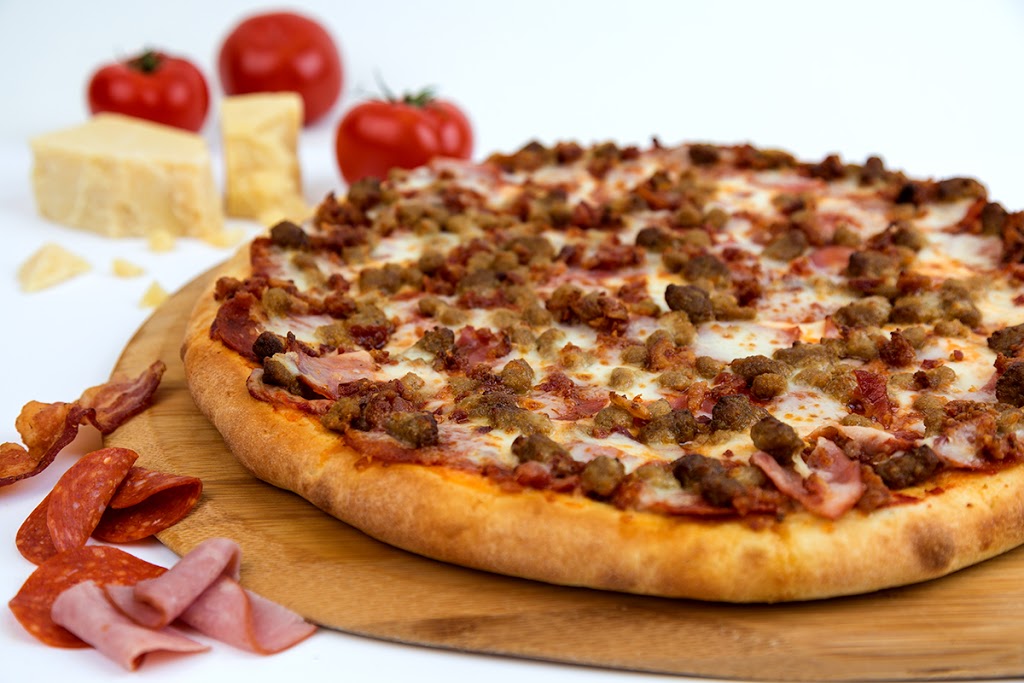 Mama Delucas Pizza | 6-160 University Ave W, Waterloo, ON N2L 3E9, Canada | Phone: (519) 884-7821