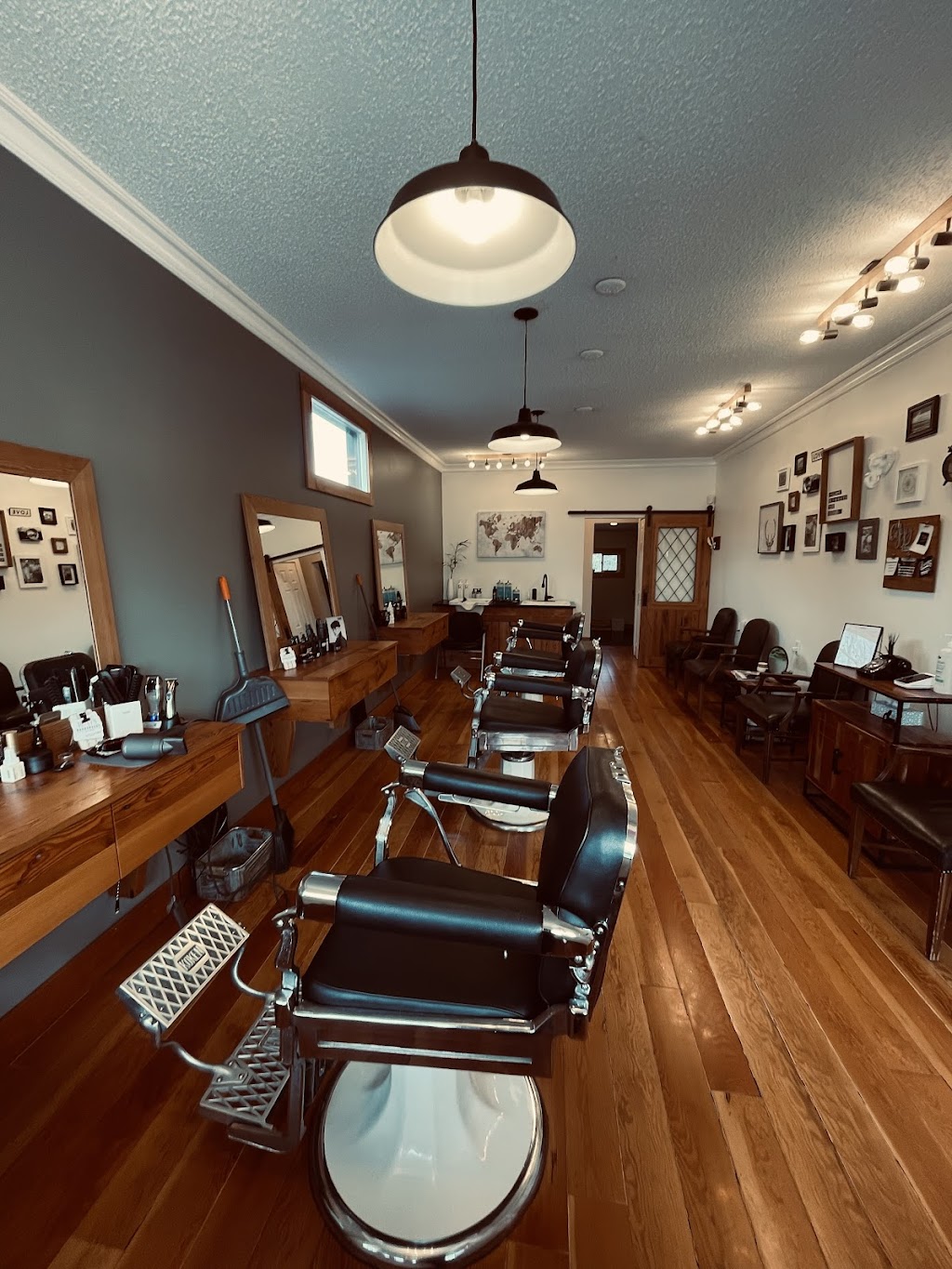 Roxys Barbershop | 3011 Gosworth Rd, Victoria, BC V8T 3J2, Canada | Phone: (250) 598-7771