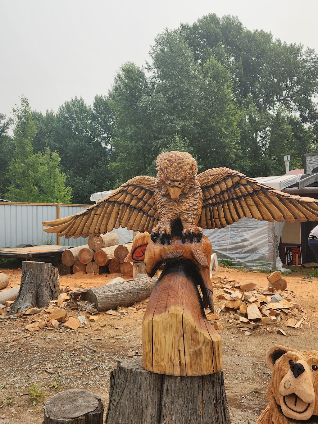 The Friendly Bear Chainsaw Carvings | Crowsnest Hwy, Yahk, BC V0B 2P0, Canada | Phone: (250) 977-5557