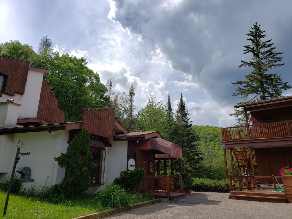 Hotel Restaurant le Petit Lac | 2010 Chemin Pierre Péladeau, Sainte-Adèle, QC J8B 1Z5, Canada | Phone: (450) 745-4545