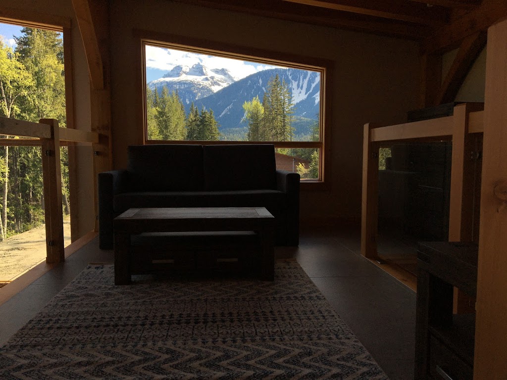 Pillows Lodge | 1917 Mount McPherson Dr, Revelstoke, BC V0E 2S0, Canada | Phone: (250) 814-3934