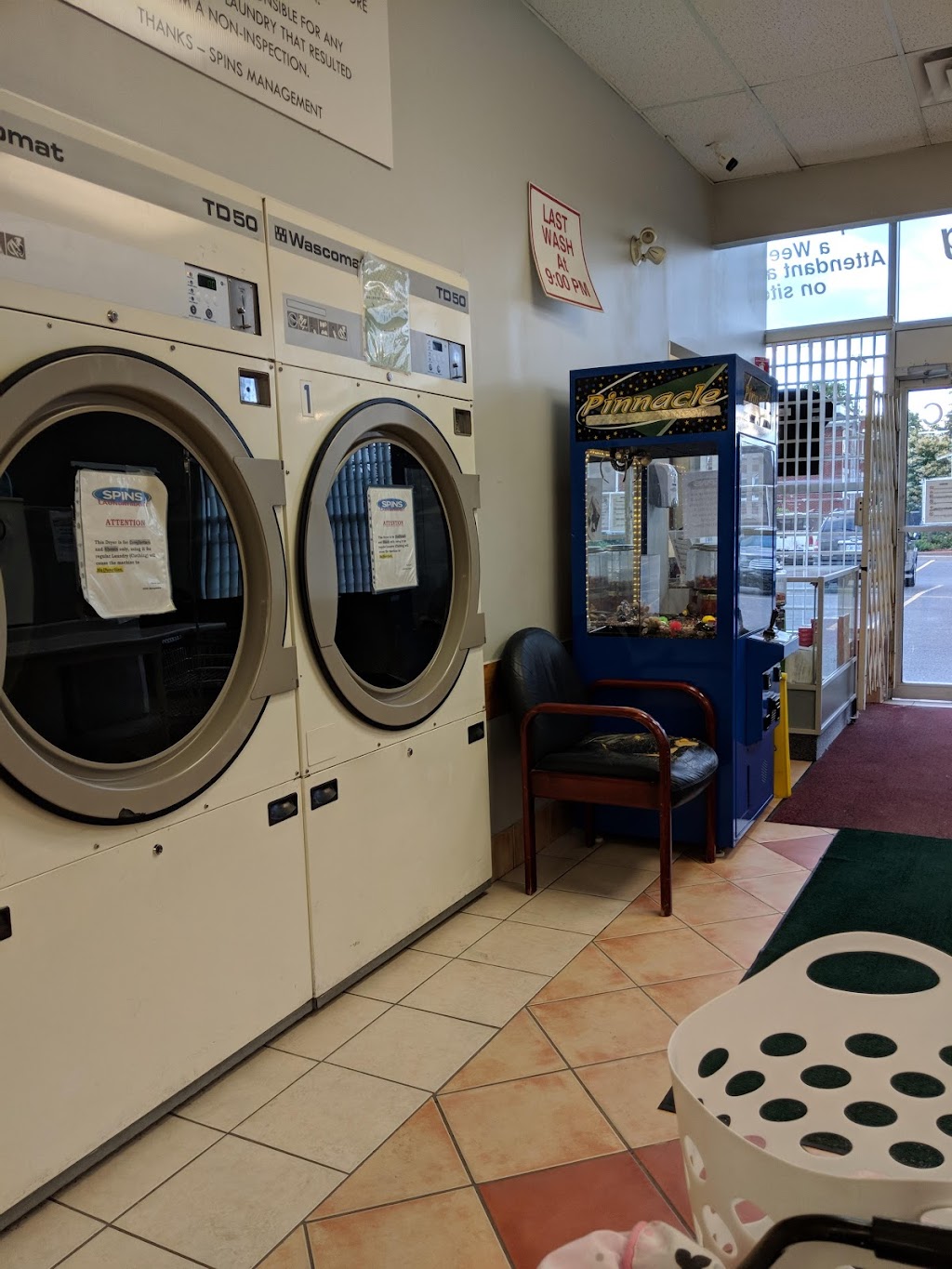 Spins Laundrymart | 320 McArthur Ave., Vanier, ON K1L 5G2, Canada | Phone: (613) 667-9209