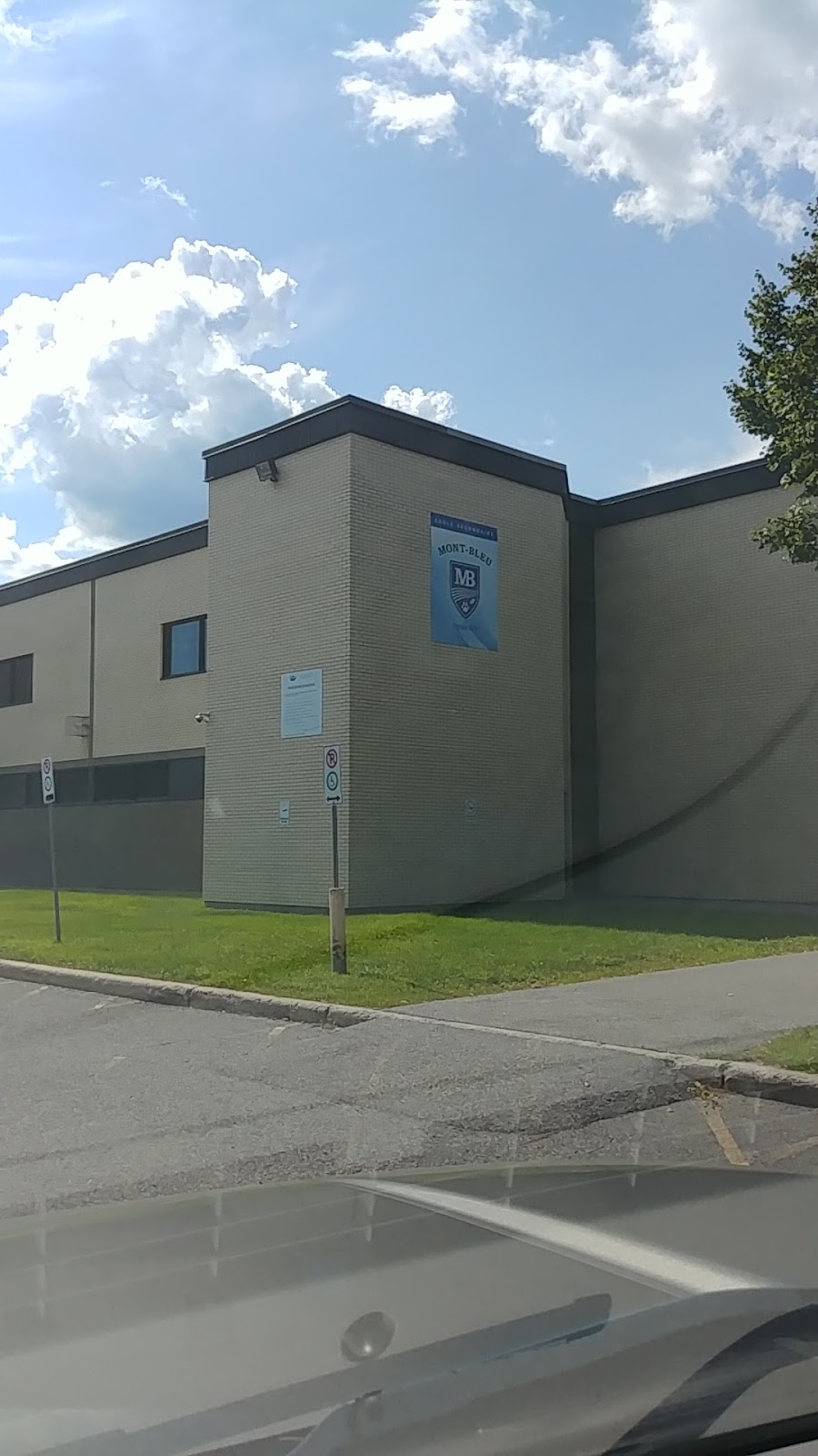 École secondaire Mont-Bleu | 241 Boulevard de la Cité-des-Jeunes, Gatineau, QC J8Y 6L2, Canada | Phone: (819) 771-7131