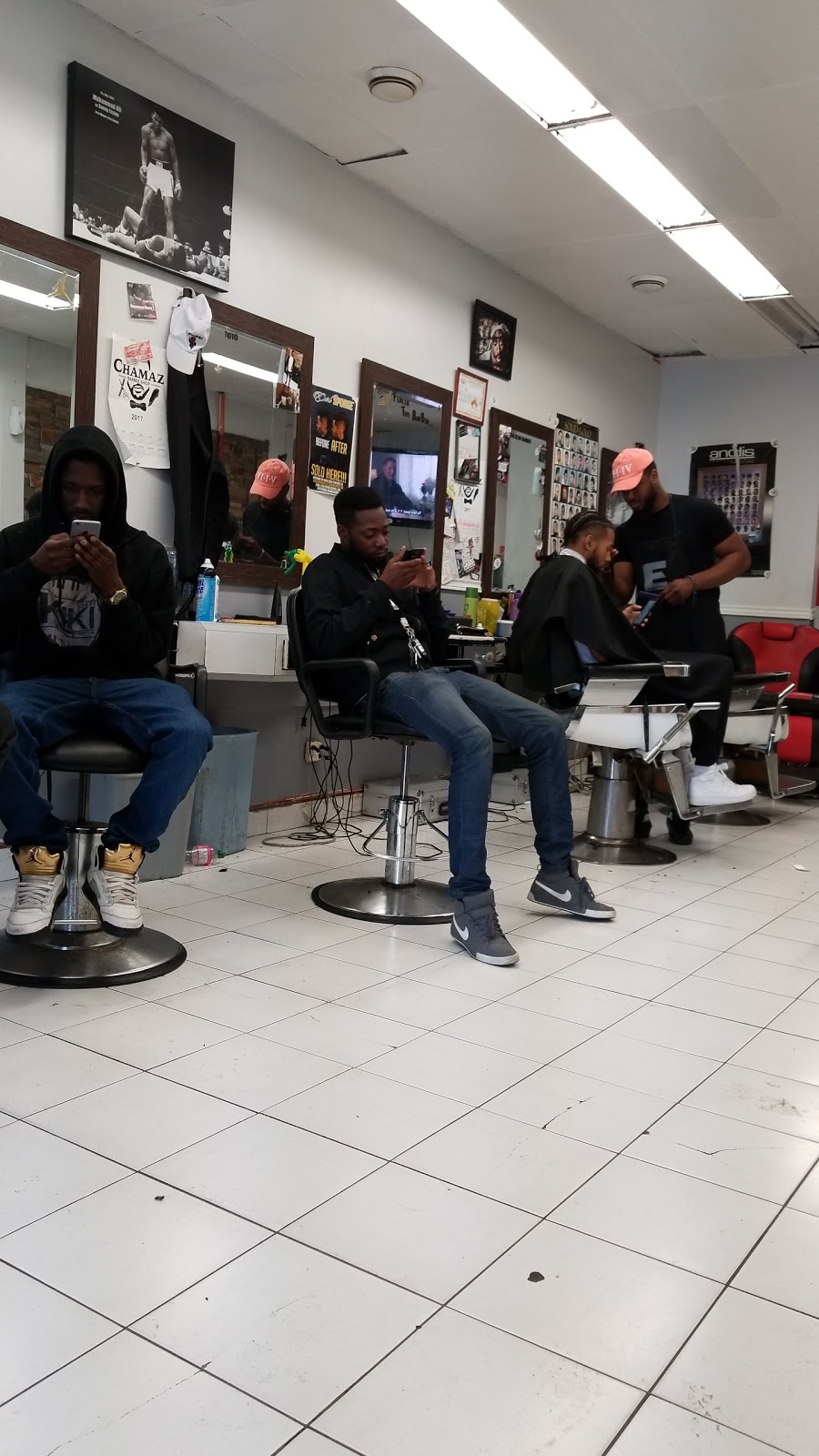 Chamaz Barbershop Inc | 5608 A Bd Léger, Montréal-Nord, QC H1G 1K3, Canada | Phone: (514) 449-0681