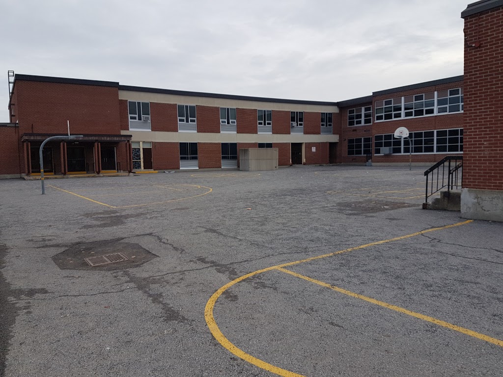 Vincent Massey Public School | 745 Smyth Rd, Ottawa, ON K1G 1N9, Canada | Phone: (613) 733-5955