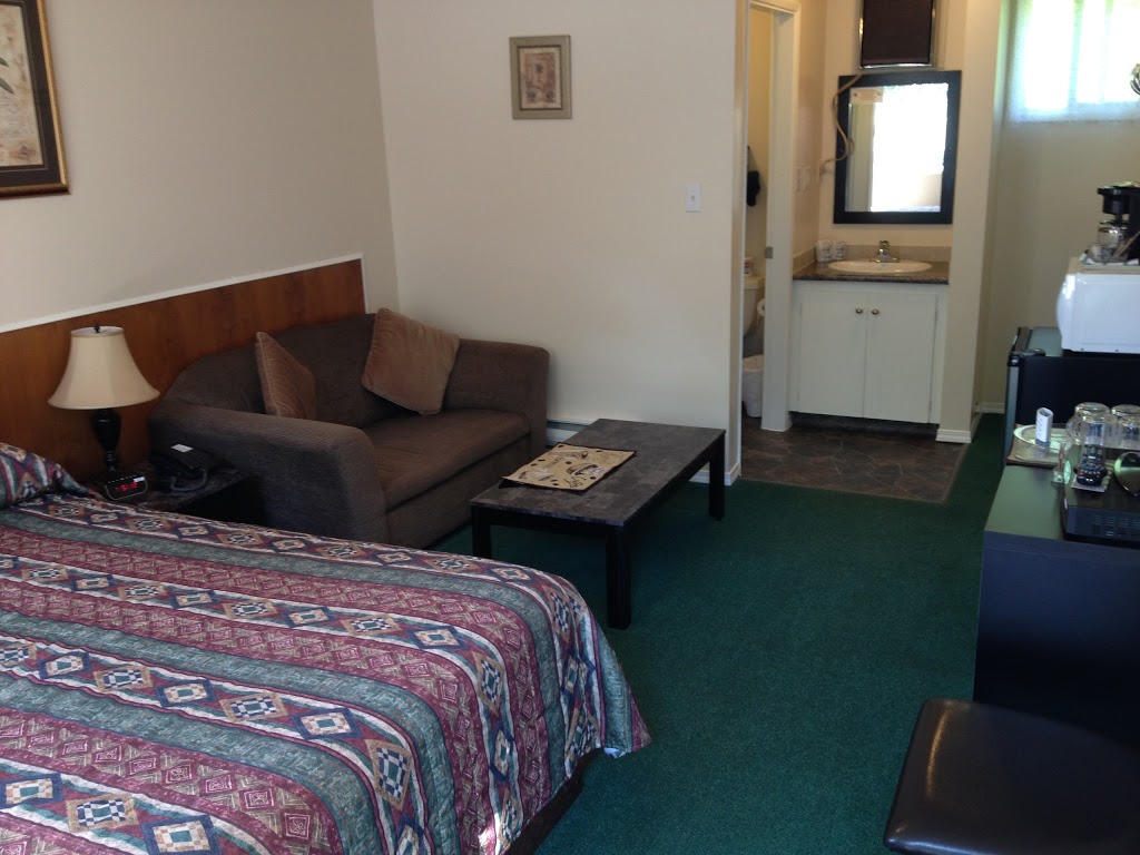 Overlander Motel | 181 Shuswap Ave, Chase, BC V0E 1M0, Canada | Phone: (250) 679-8633