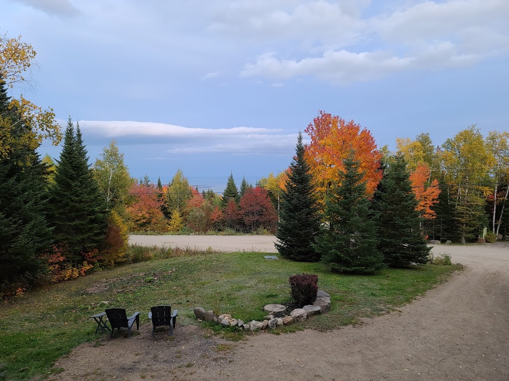 L’Escapade | 8 Chemin du Rigolet, Petite-Rivière-Saint-François, QC G0A 2L0, Canada | Phone: (905) 409-6272