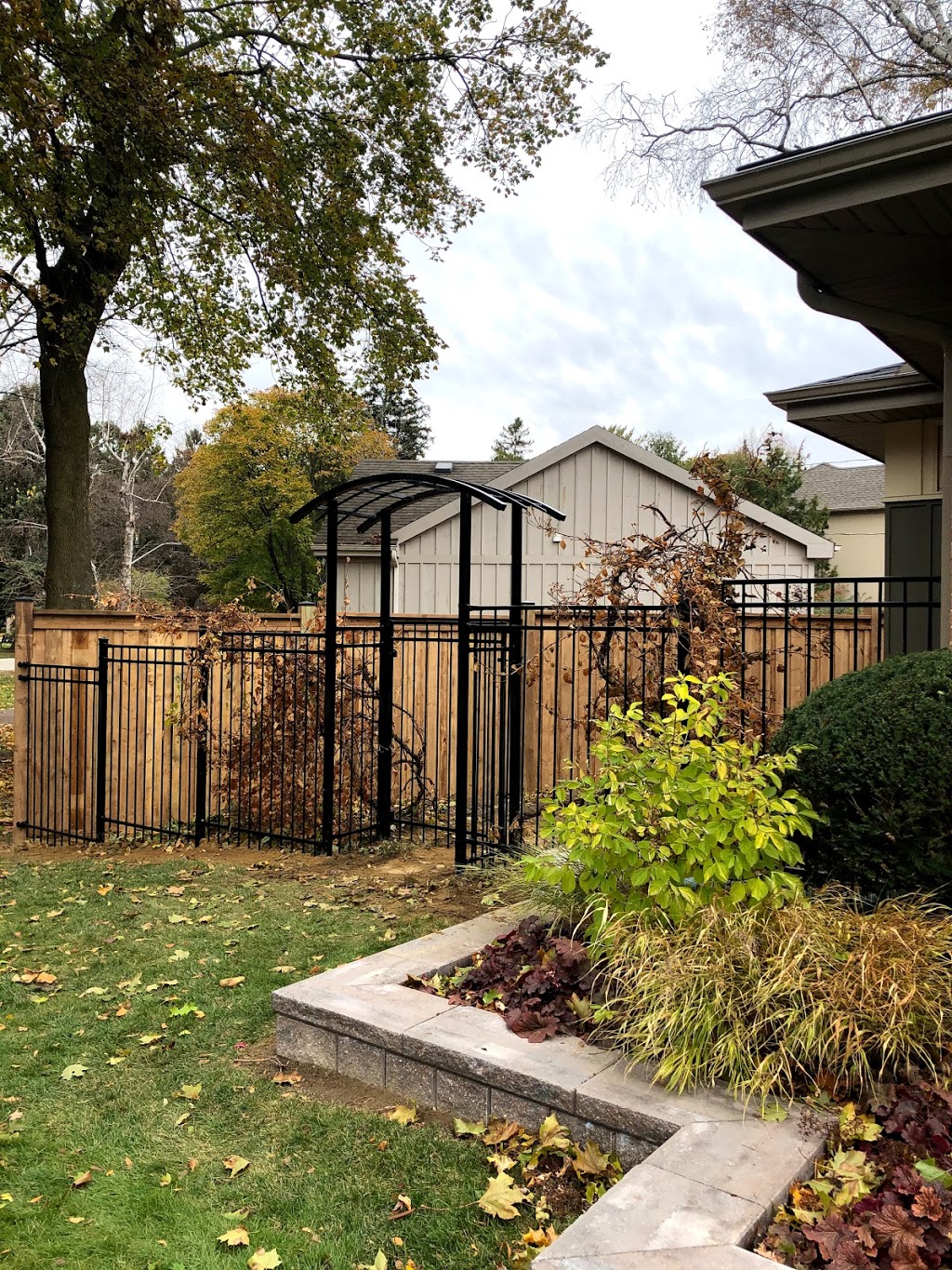 Davis Fences | Hamilton Regional Rd 8, Hamilton, ON L8E 5H8, Canada | Phone: (905) 643-9933