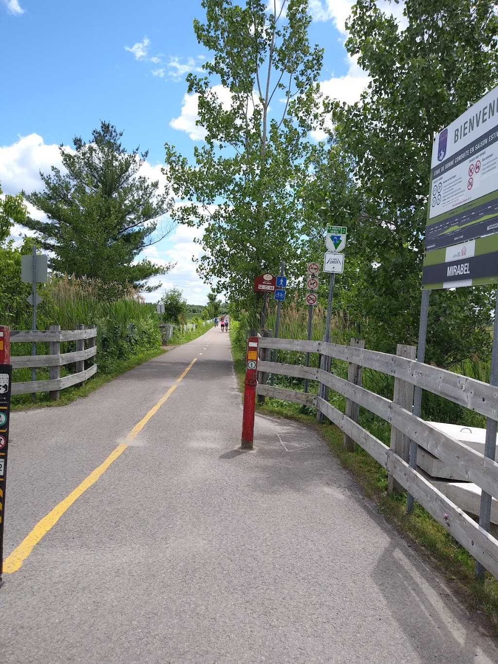 Parc Linéaire Basse Laurentide stationnement | 18590 Rue Charles, Mirabel, QC J7J 0A7, Canada | Phone: (450) 745-0185