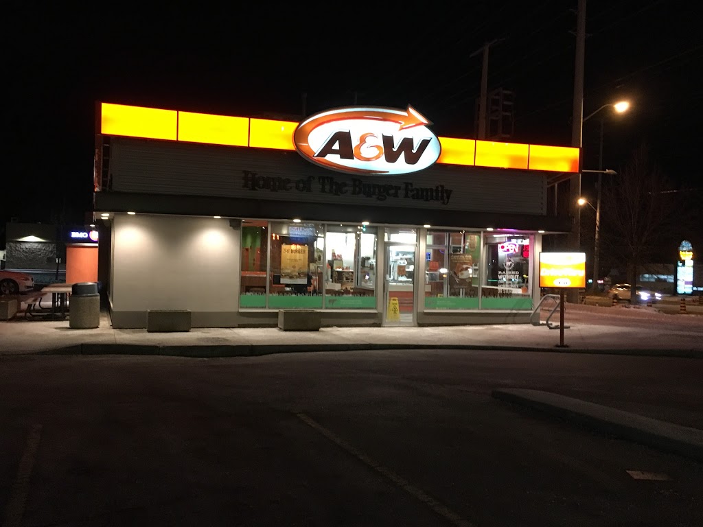 A&W Canada | 16650 Yonge St, Newmarket, ON L3X 2N8, Canada | Phone: (905) 868-9020