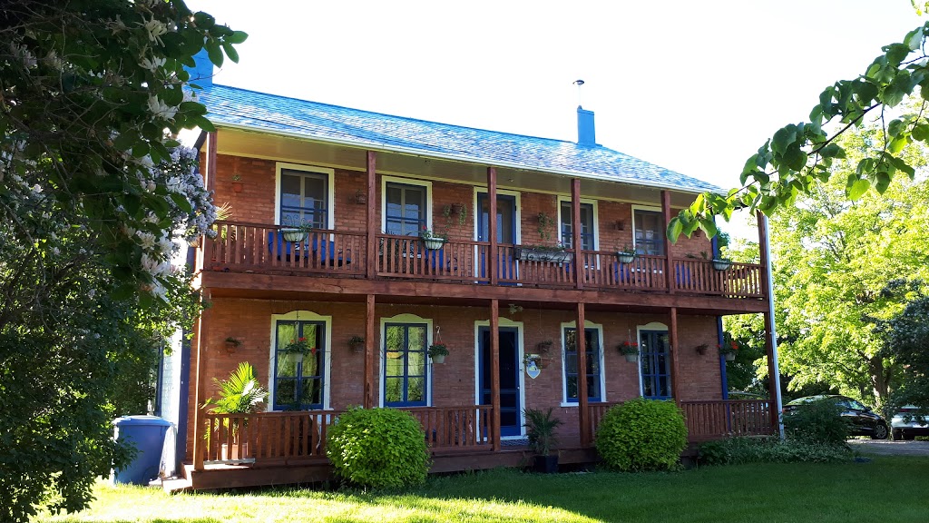 Gîte au Toit Bleu | 2461 Chemin Royal, Sainte-Famille, QC G0A 3P0, Canada | Phone: (418) 829-1078