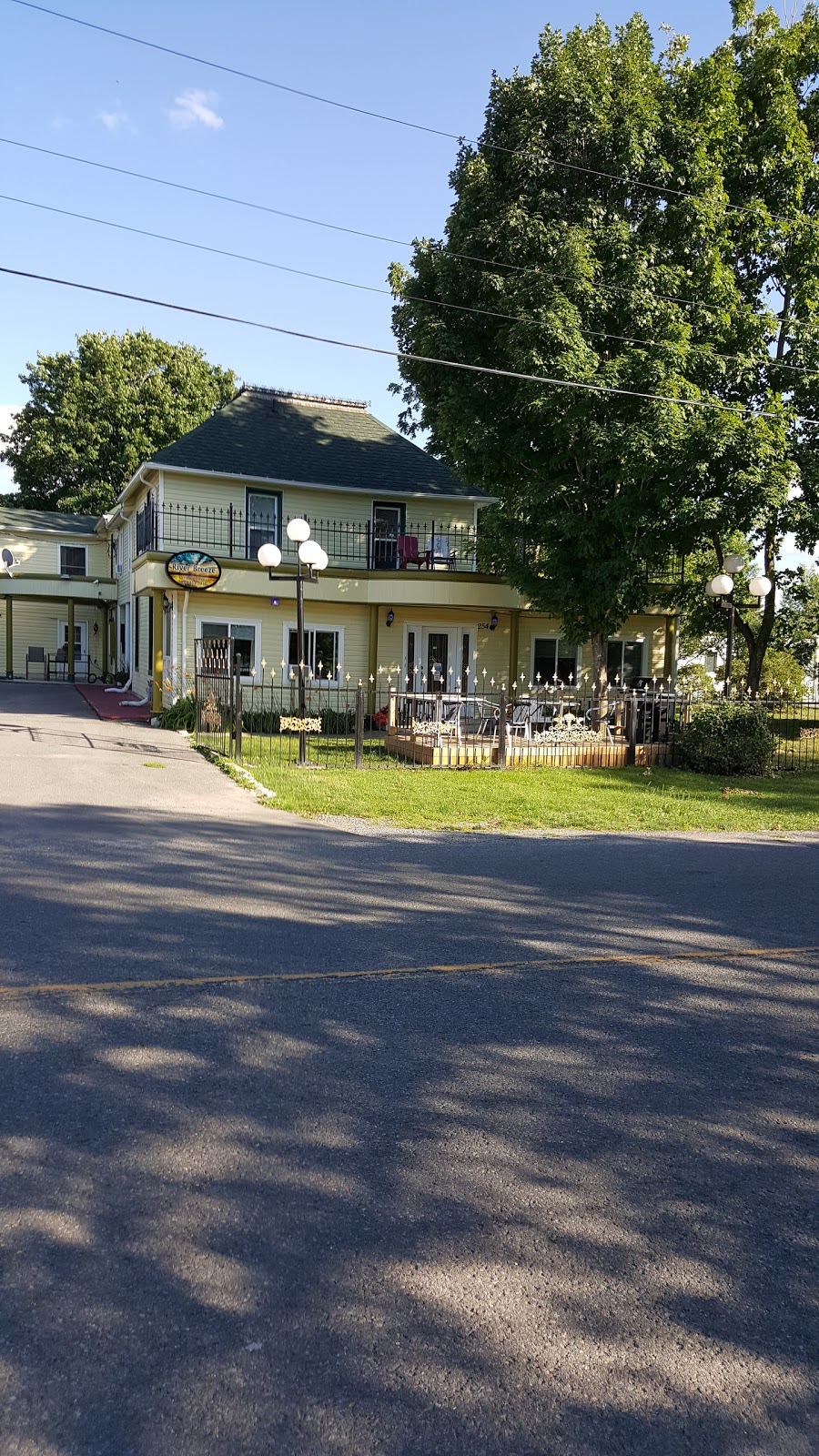 River Breeze Inn | 254 Lake Ave W, Carleton Place, ON K7C 1M4, Canada | Phone: (613) 253-3310