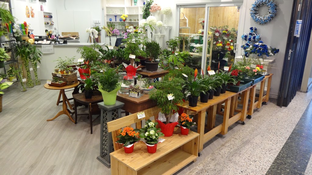 Chez Luis Flower Shop | 300 John St unit 145, Thornhill, ON L3T 5W4, Canada | Phone: (905) 763-9688