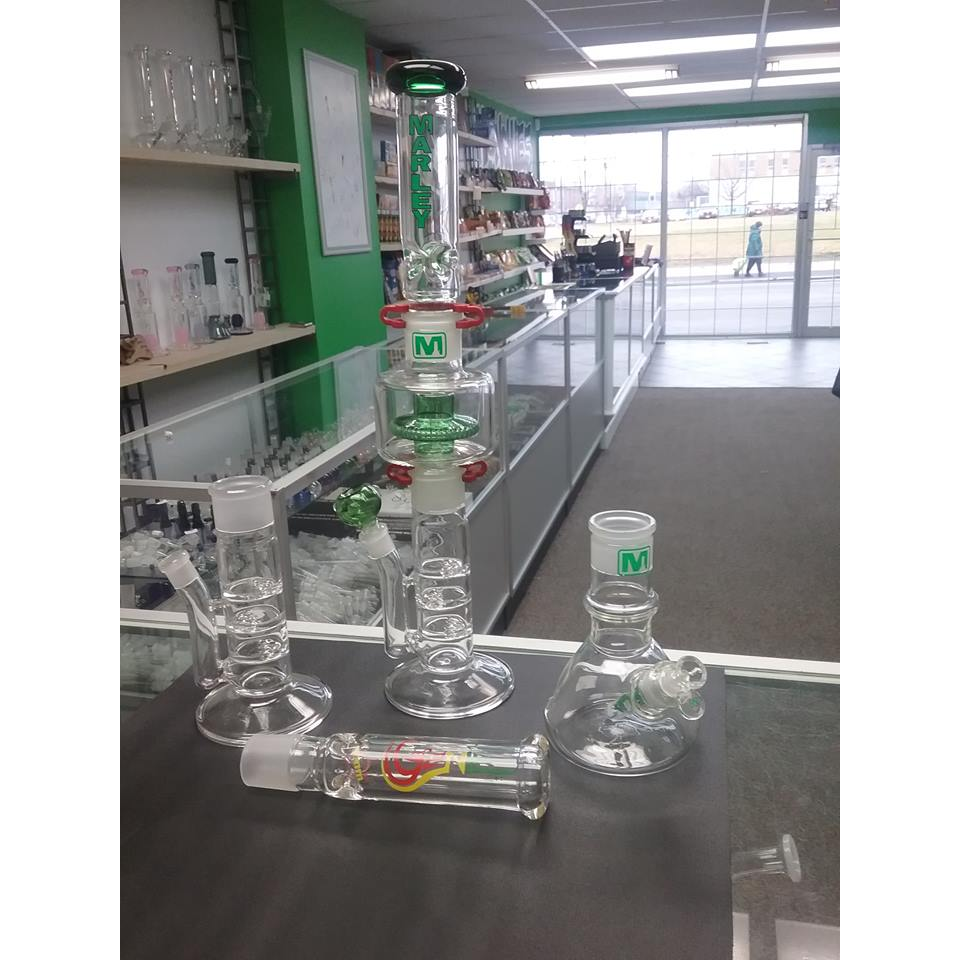 Bong Parlour | 255 Montreal Rd, Vanier, ON K1L 6C4, Canada | Phone: (613) 222-7308