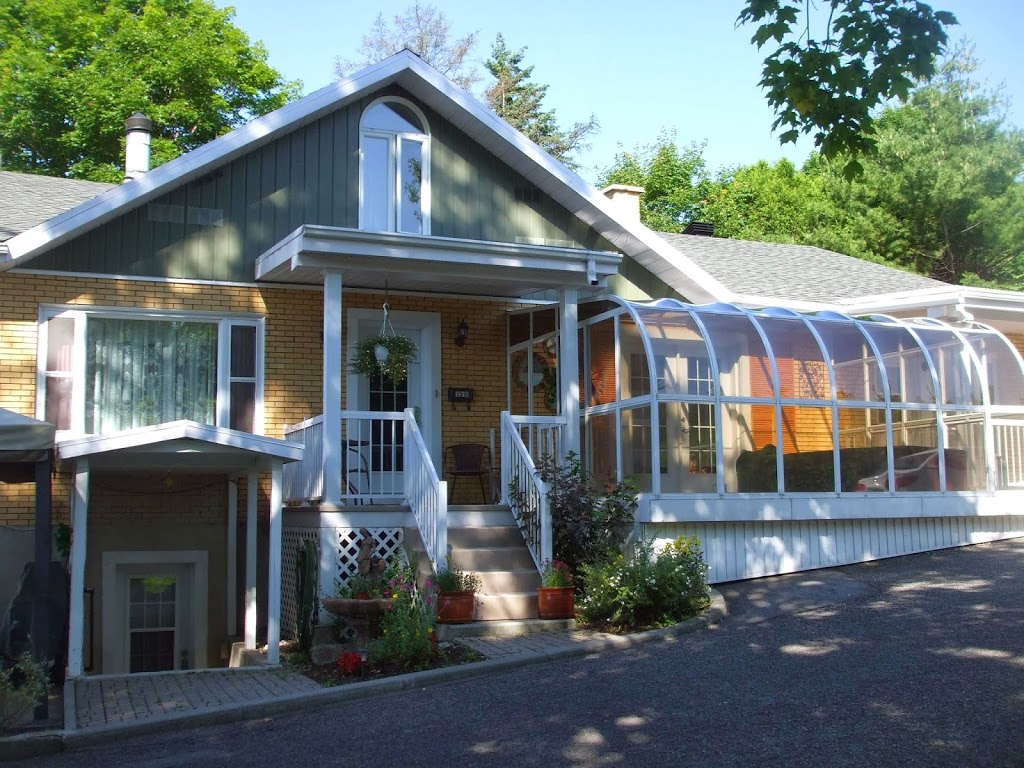 Gîte Claire de Lune | 1310 Avenue de la Rivière-Jaune, Québec, QC G2N 1R7, Canada | Phone: (418) 922-6879