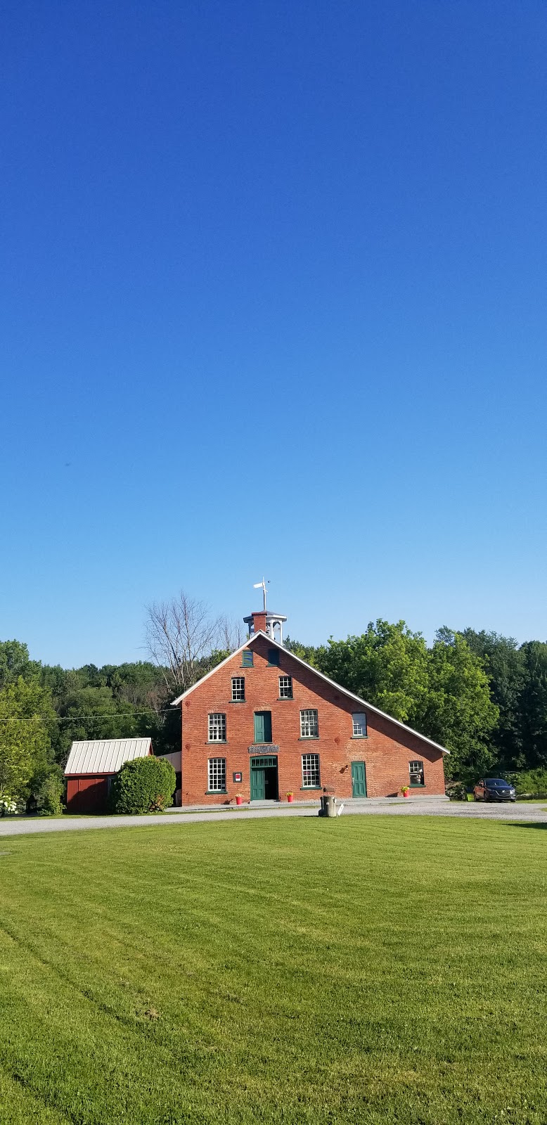 Restaurant Le vieux moulin dUpton | 611 Rang de la Carrière, Upton, QC J0H 2E0, Canada | Phone: (450) 549-6285