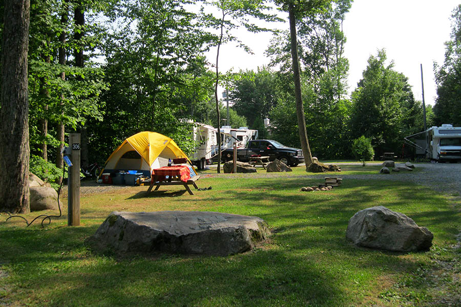 Lac Lafontaine | Camping VR et chalets Parkbridge | 1100 Boulevard du Grand Héron, Saint-Jérôme, QC J5L 1G2, Canada | Phone: (450) 431-7373